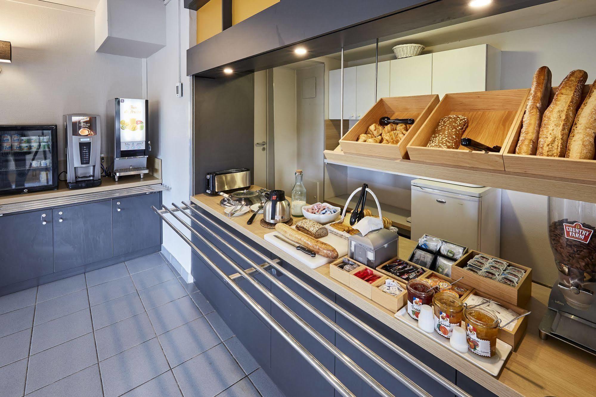 Lyon Grand Stade Hotel 2*
